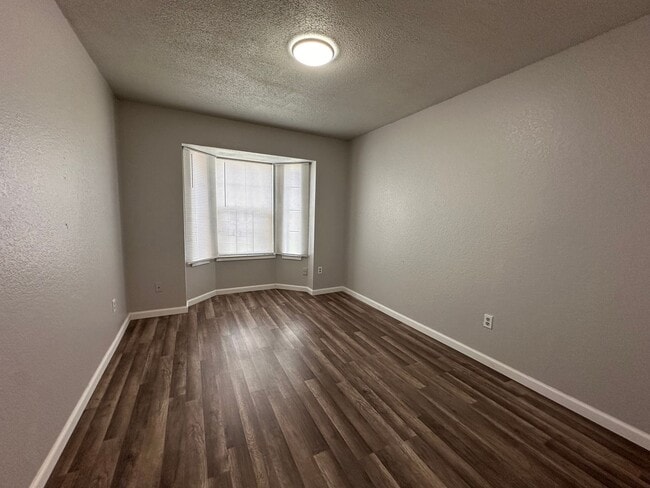 Building Photo - Spacious 3 bedroom, 2 full Bath Duplex Loc...