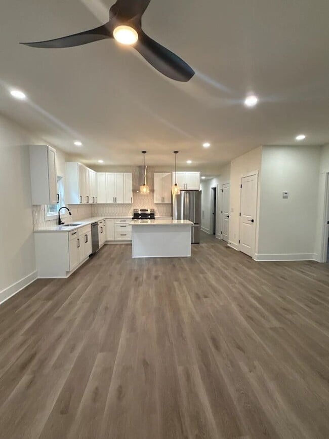 Building Photo - Modern 3BR/2.5BA Home with Spacious Layout