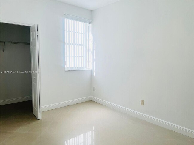 Building Photo - 3235 NE 184th St