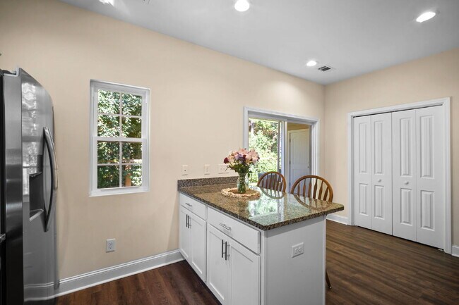 Building Photo - 3 Bedroom 2.5 Bath home in Azalea Square
