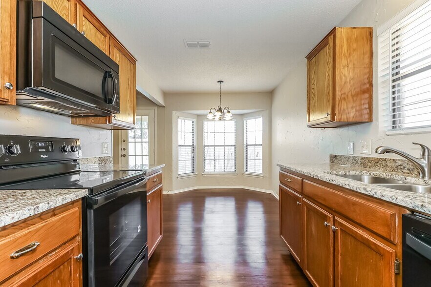 Building Photo - 819 Crystal Creek Ln