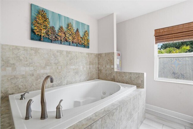 Building Photo - 2121 Park St N