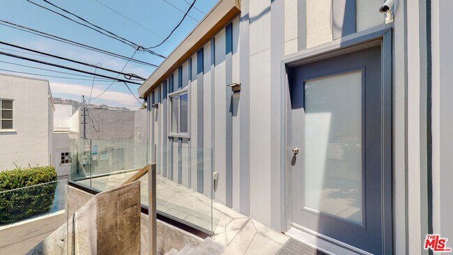 Building Photo - 547 N W Knoll Dr