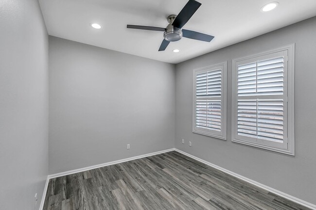 Building Photo - Gorgeous 5 Bedroom Home Behind the Gates i...