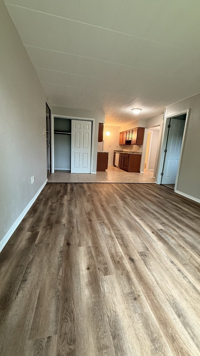 Interior Photo - PINE VIEW APARTMENTS -- 059