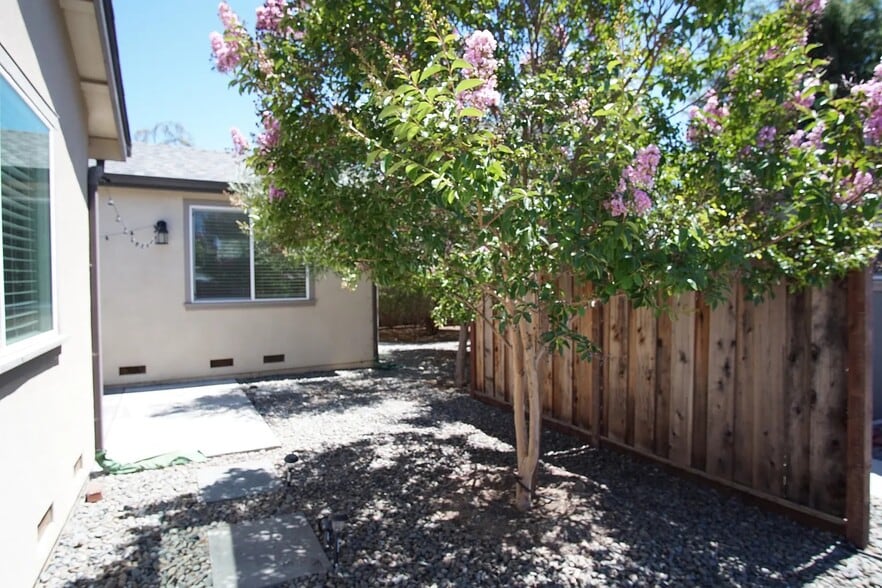 Building Photo - 2498 Amaryl Dr