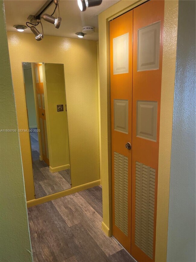 Building Photo - 2861 Somerset Dr