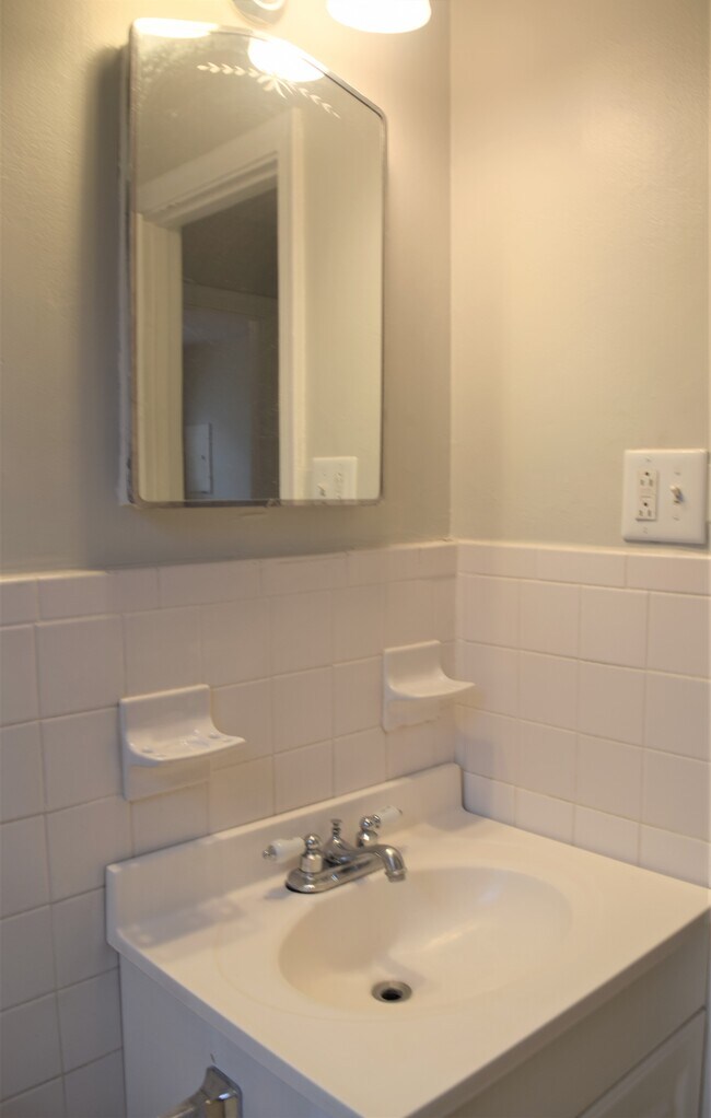 Building Photo - 1227 Louisville ave