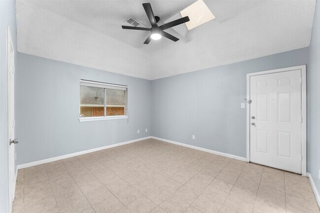 Building Photo - 1042 Kim Ln