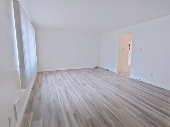 Building Photo - WINTER SPECIAL ~ $1,010 OFF FIRST MONTH RENT