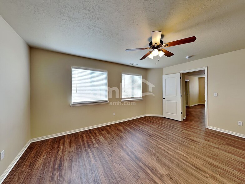 Building Photo - 10526 Doral Dr