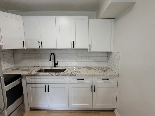 Building Photo - 2402 Algonquin Rd