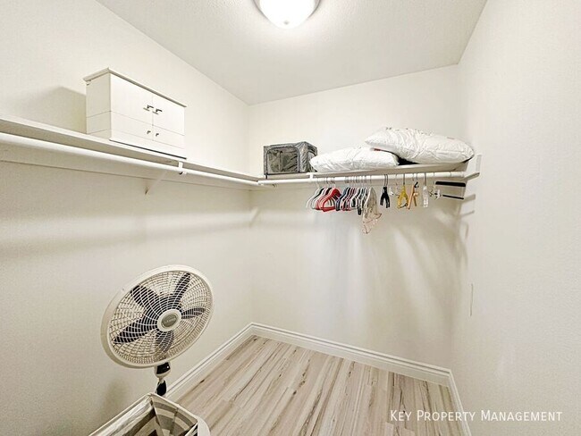 Building Photo - 1405 E Vegas Valley Dr