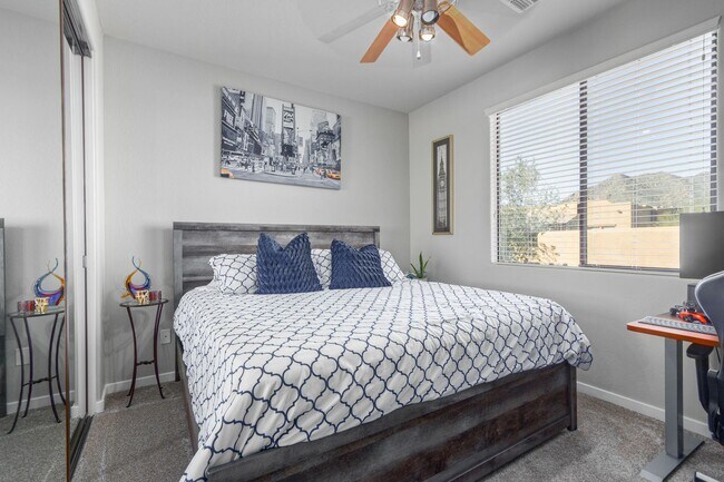 Building Photo - Beautiful Scottsdale townhome with perfect...