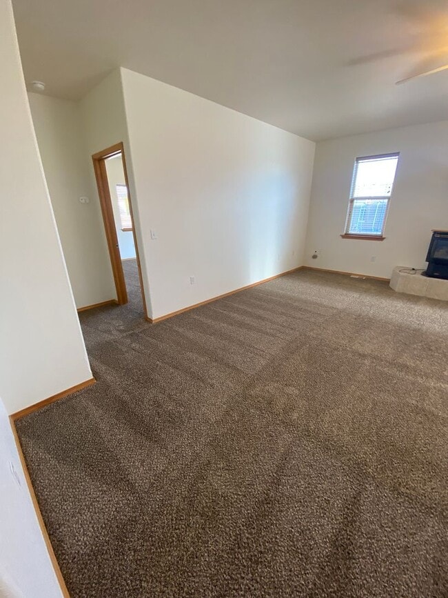 Building Photo - April Rent FREE - Triple Car Garage