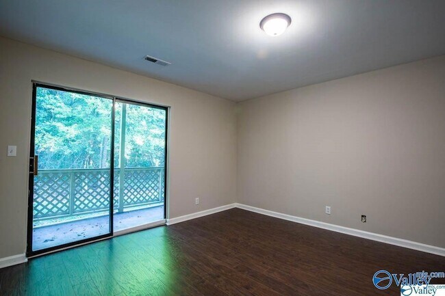Building Photo - 4988-4987 7 Pine Cir