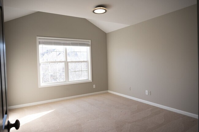 Building Photo - Stunning Willoughby Park Home