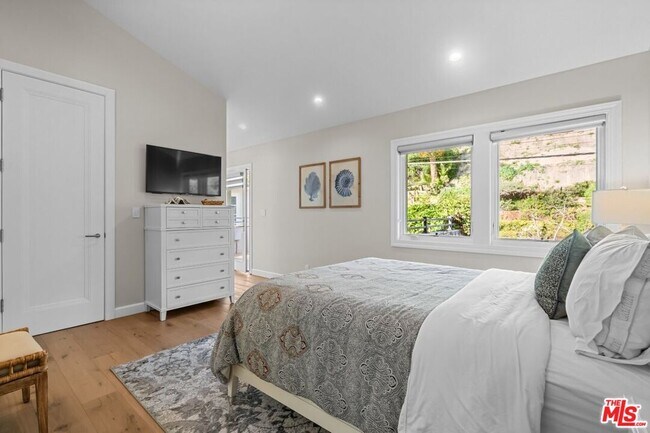 Building Photo - 27002 Malibu Cove Colony Dr