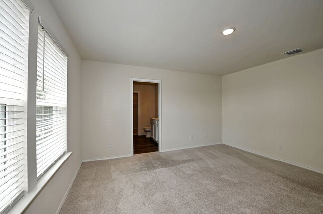 Building Photo - 4 BEDROOM  |  LOFT  |  3 BATH  |  4th BEDR...