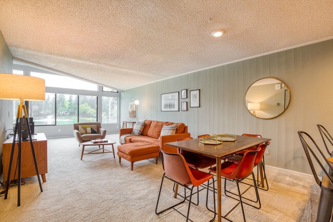 Building Photo - 13954 NE 60th Way