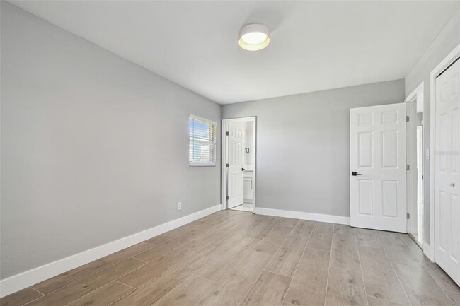 Building Photo - 3913 Fontainebleau Dr