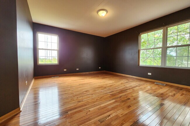 Building Photo - 263 Springbrook Trail S