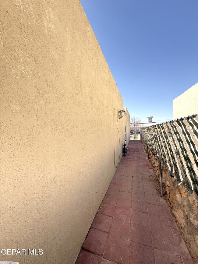 Building Photo - 10405 Ashwood Dr