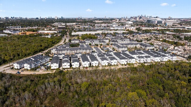 Building Photo - 2718 Grand Fountains Dr