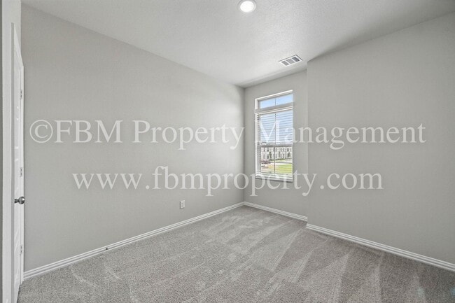 Building Photo - 2113 Luna Dr