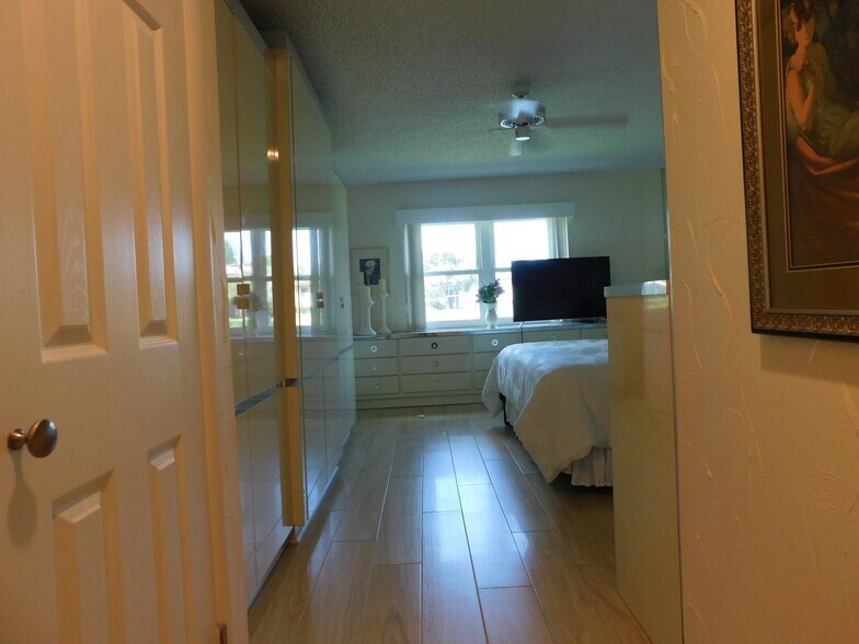 Building Photo - 9285 Vista del Lago