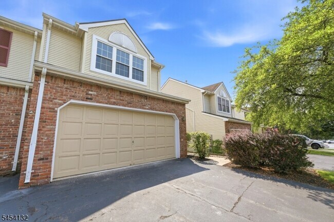 Building Photo - 703 Porter Way W