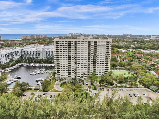 Building Photo - 3200 Port Royale Dr S