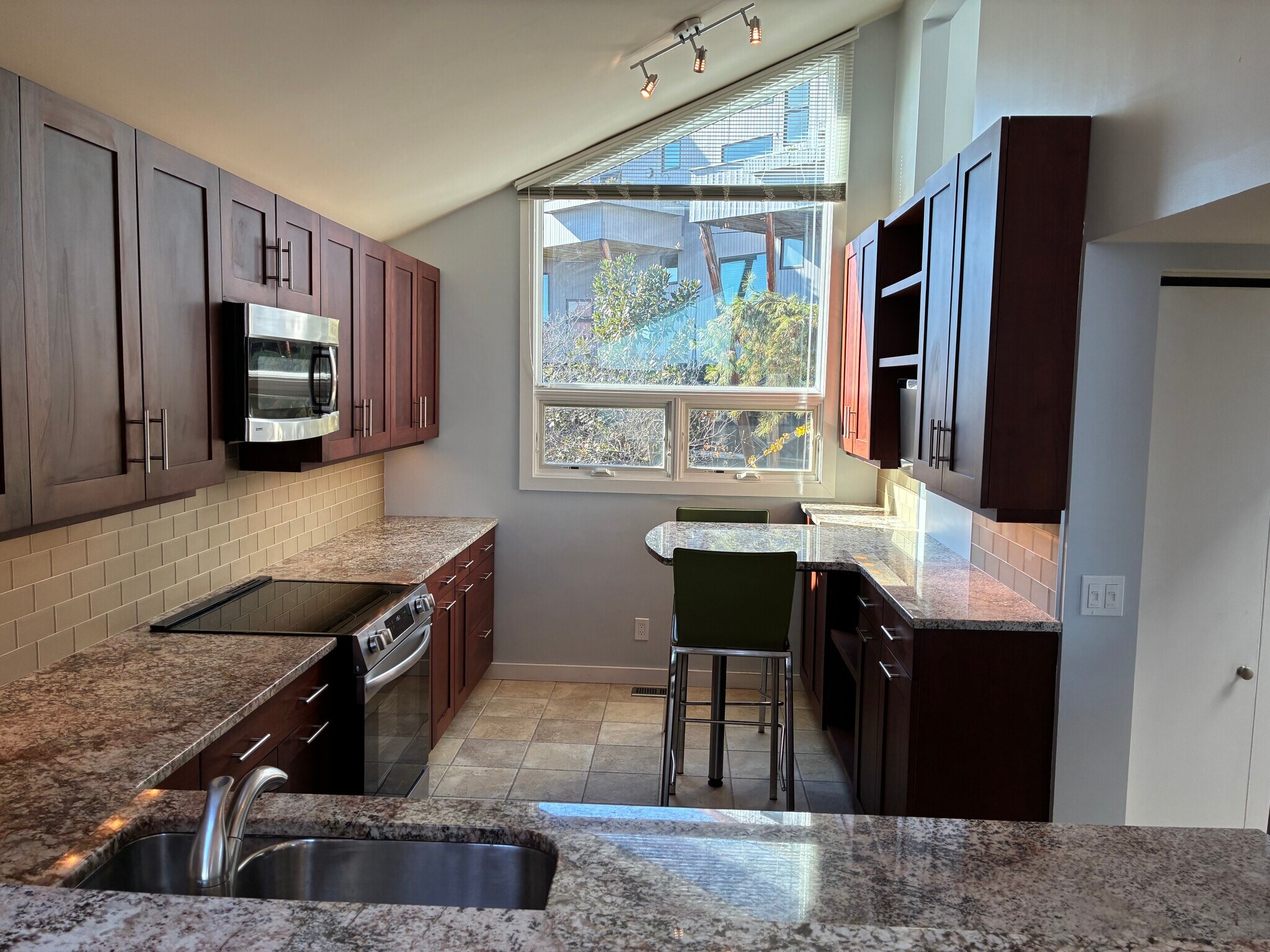 Kitchen - 1040 Hatch St