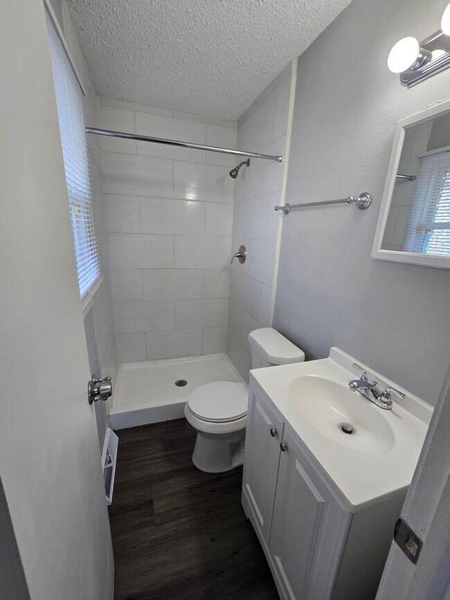 Building Photo - 3 Bedroom Ranch with large fenced in backyard