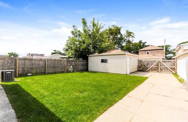 Building Photo - 2418 N 75th Ct