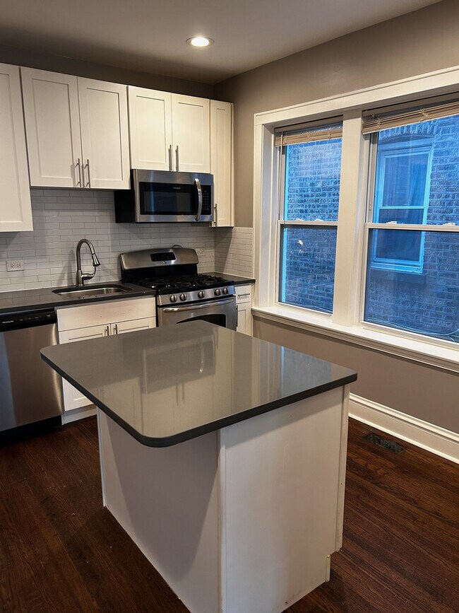 Building Photo - 5653 N Talman Ave