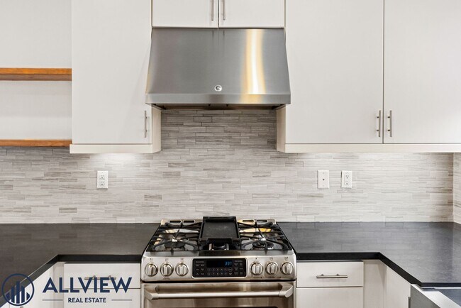 Building Photo - Beautiful three story live/work townhome i...