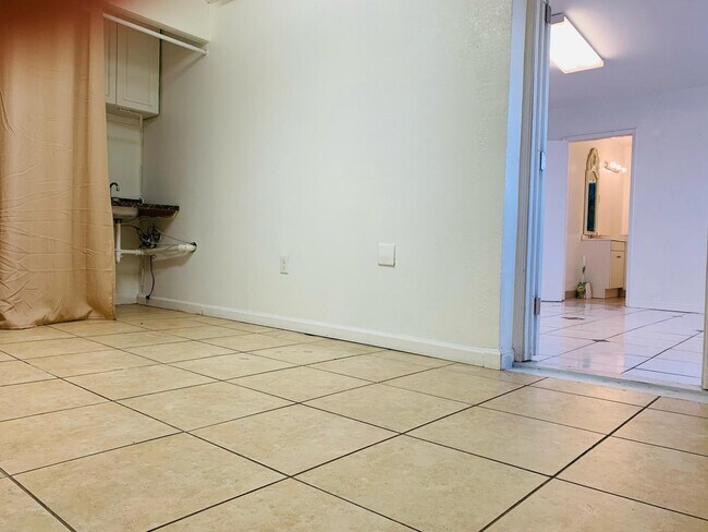 Building Photo - 500 W Oakland Park Blvd
