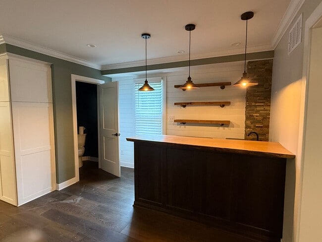 Building Photo - Beautifully updated THREE BEDROOM - Southe...