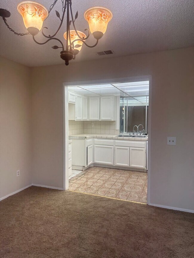 Building Photo - Charming 3-Bed/2.5-Bath Townhome with 2-Car Garage in Garden Grove