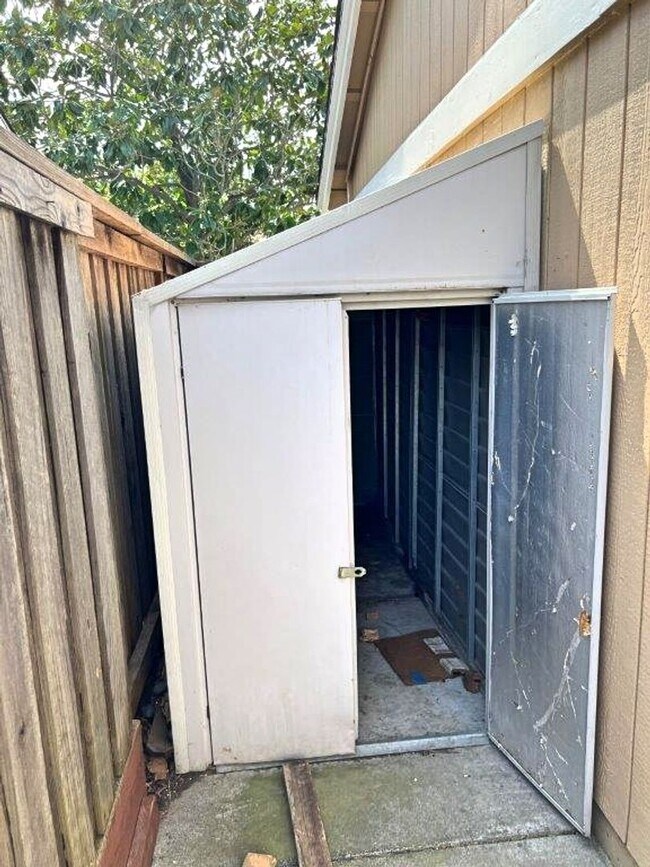 Building Photo - Modern 4 Bedroom 3 Bath Close to Marina Suisun City *Star Rentals