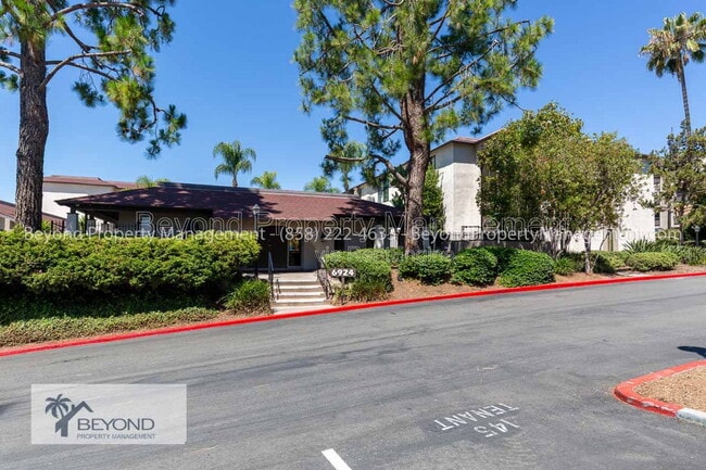 Building Photo - 6924 Hyde Park Dr