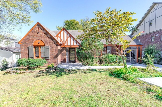 Building Photo - 502 32nd Ave S