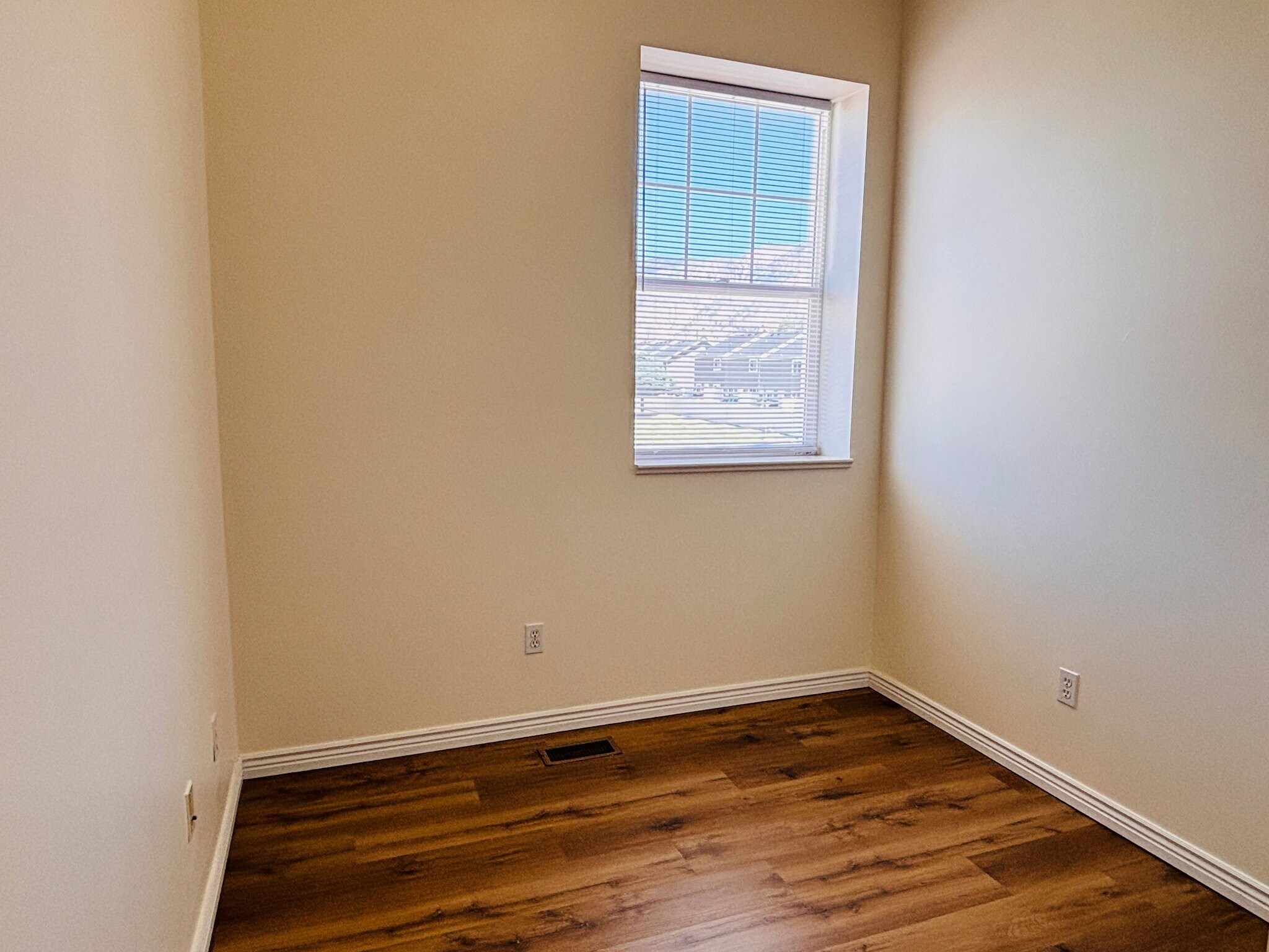Building Photo - 302 E Yellow Feather Dr