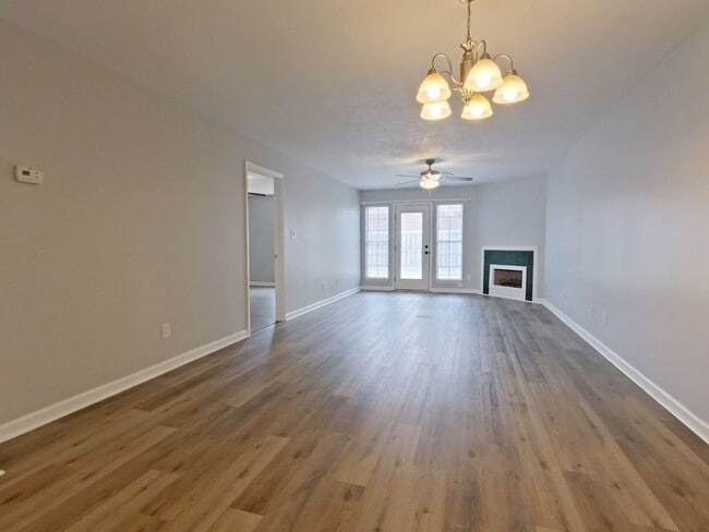 Building Photo - Updated 2 bed-2 bath townhome available NOW