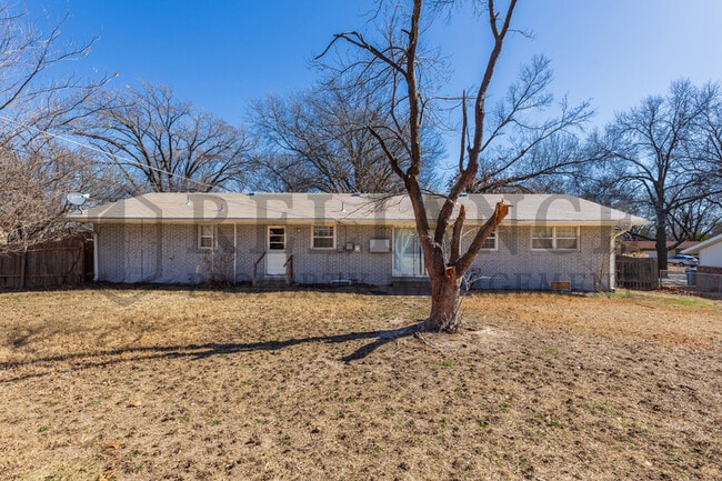 Building Photo - 935 N Valleyview St