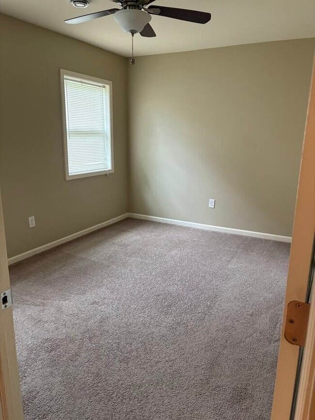 Building Photo - 2 Story Colonial - 3 bdrm/2 bath - LARGE YARD