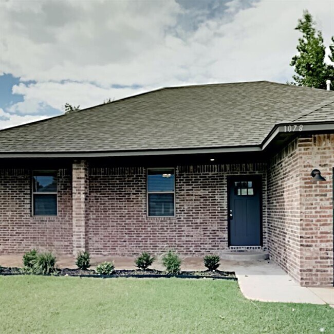 Building Photo - 1078 Mulbury Mansion