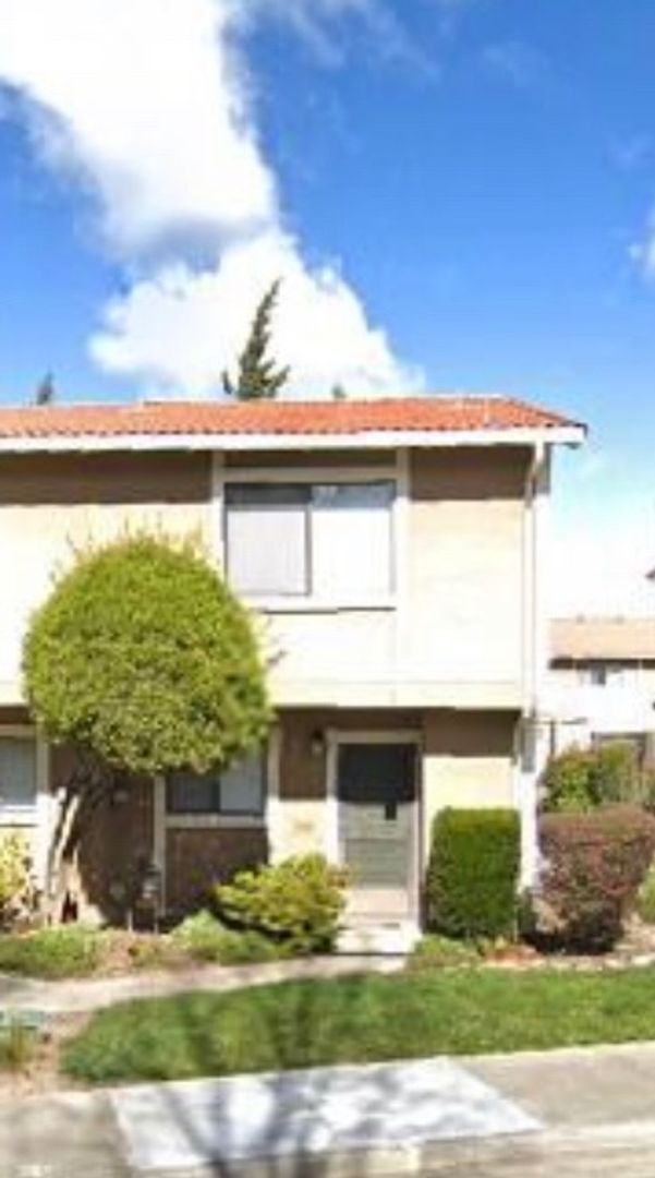 Primary Photo - Very Clean 2 bedroom 1.5 bath Townhome; Ga...
