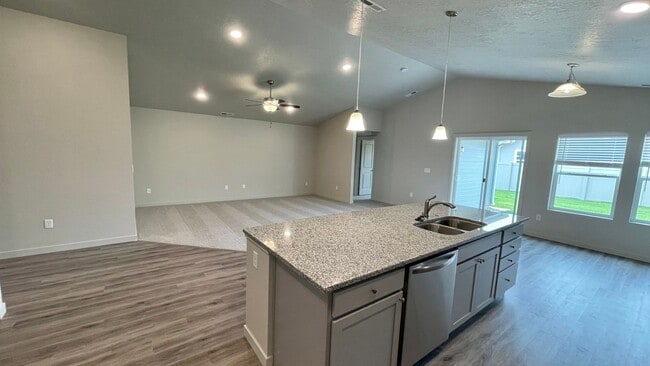 Building Photo - $2,199.00 / Large 4 bed 2 bath / 3 car gar...